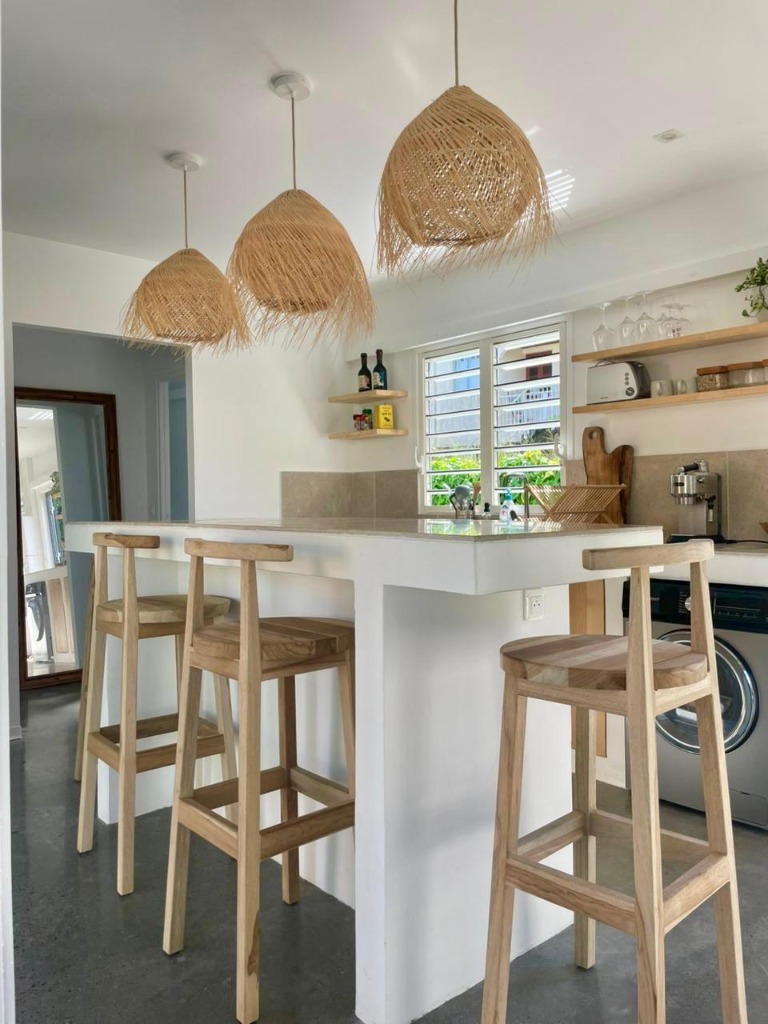 Aménagement intérieur cuisine bois et suspensions naturelles Martinique — MAD Projects