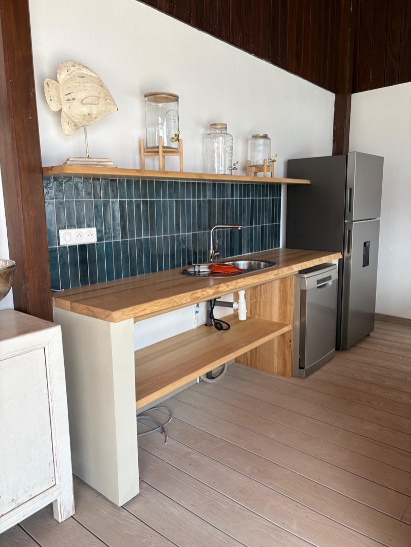 Cuisine Siporex avec crédence carrelée et plan de travail bois en Martinique