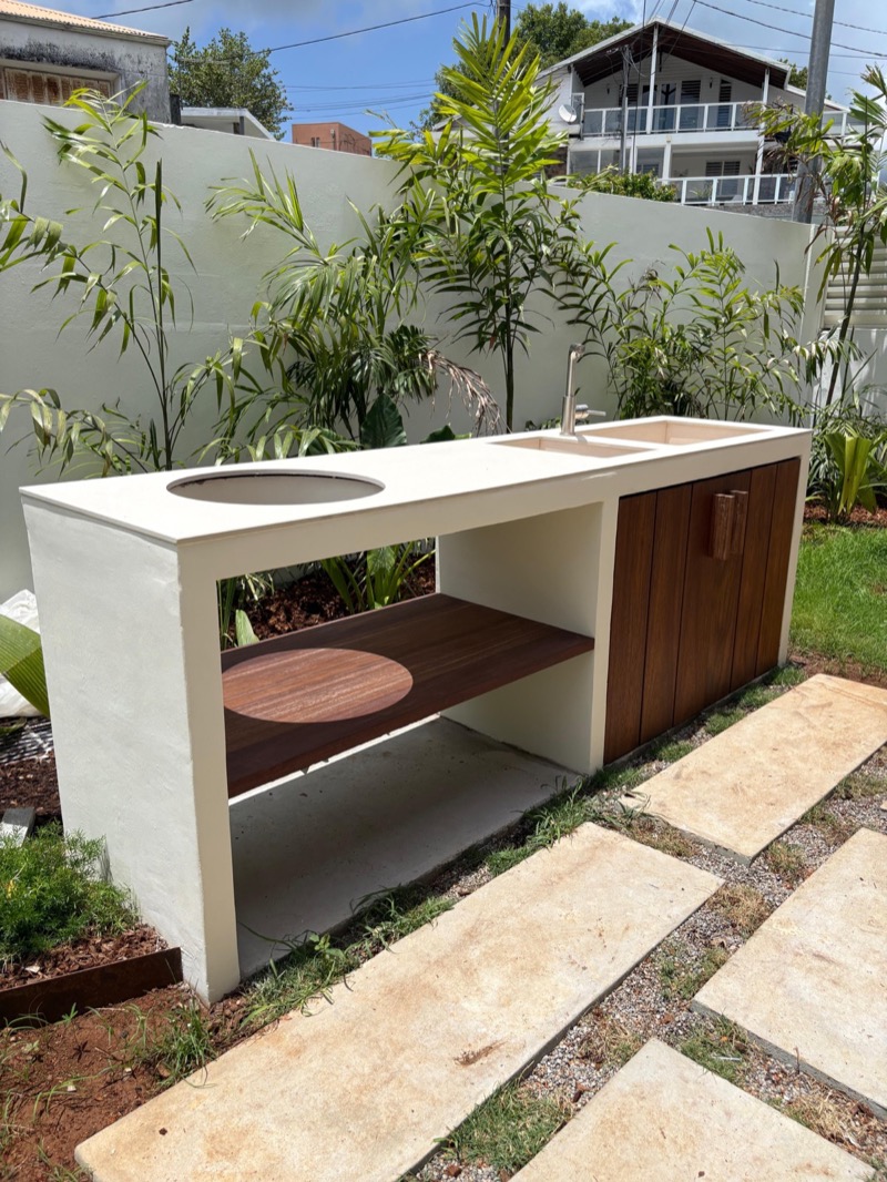 Cuisine extérieure Siporex béton cellulaire avec plancha et finitions bois en Martinique — MAD Projects