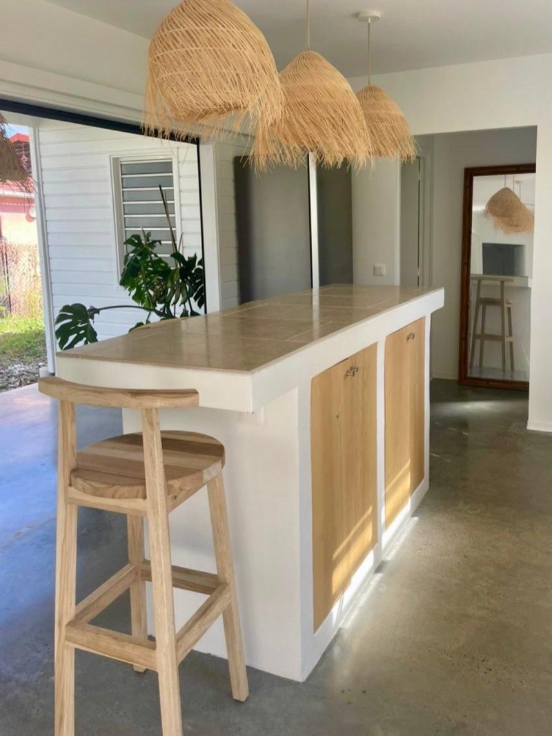 Cuisine sur mesure avec îlot central et suspensions en osier en Martinique — MAD Projects