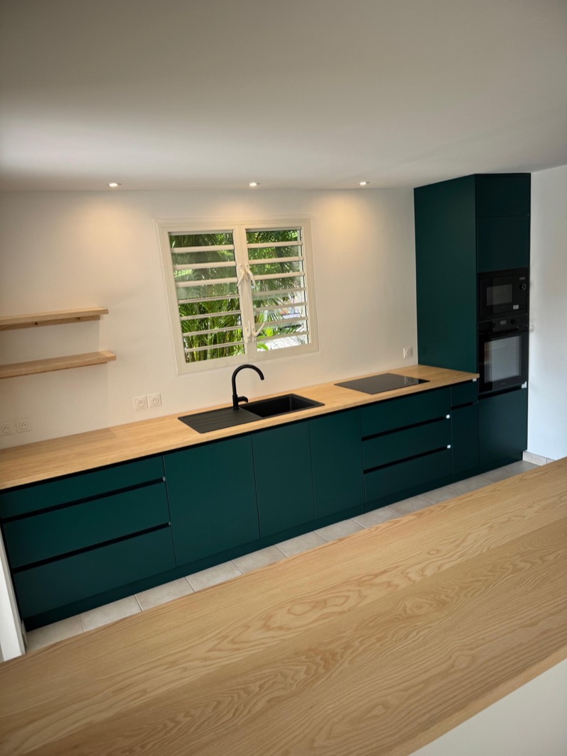 Cuisine sur mesure verte avec détail plan de travail en bois massif en Martinique — MAD Projects