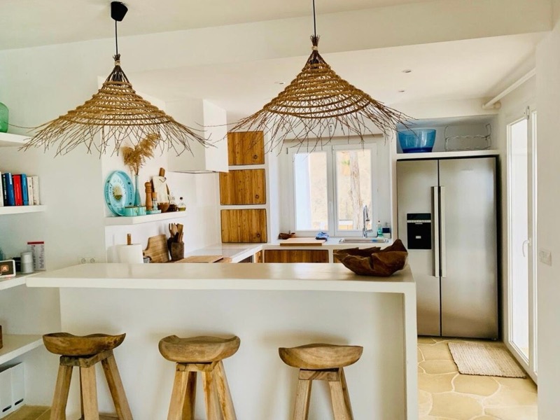 Cuisine intérieure Siporex avec bar et îlot central en Martinique