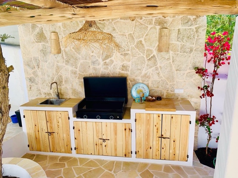 Cuisine extérieure Siporex en béton cellulaire avec barbecue intégré en Martinique